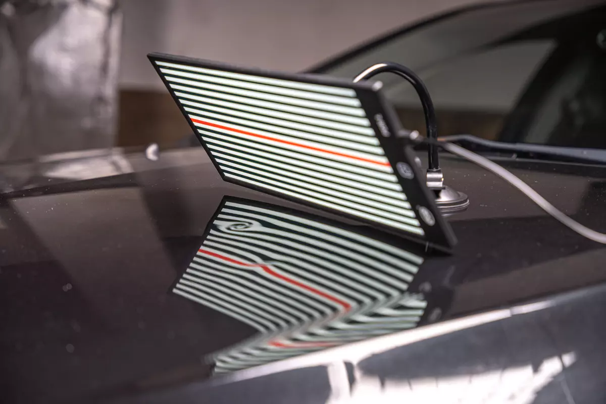 Tablica_liniowa_refleksyjna_PDR_z_wlacznikiem_pomocna_przy_usuwania_wgniecen